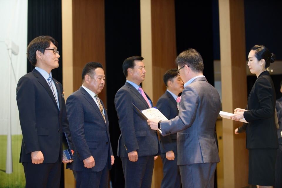 “영국, 독일, 일본, 중국에서 인정한 친환경 스마트 맨홀 뚜껑,   국내에선 대통령상까지 받아도 규제 때문에 상용화 못 해”