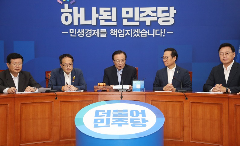 민주당 이해찬 대표의 손에 향후 정국 운영의 키가 달렸다