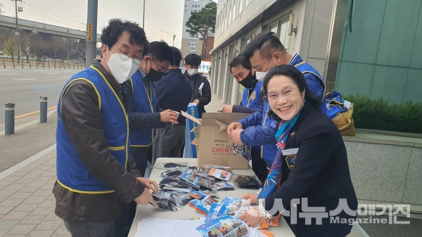 마스크 무료나눔 봉사(사진= 국제로타리3600지구 제공)