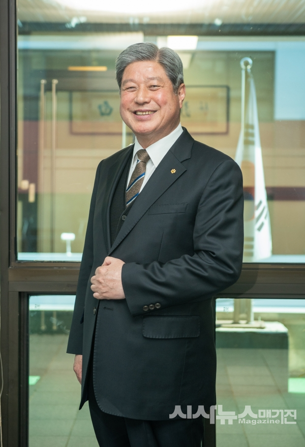 “서민금융을 위한 신협의 정신, 50년 동안 쭉 지켜왔습니다”