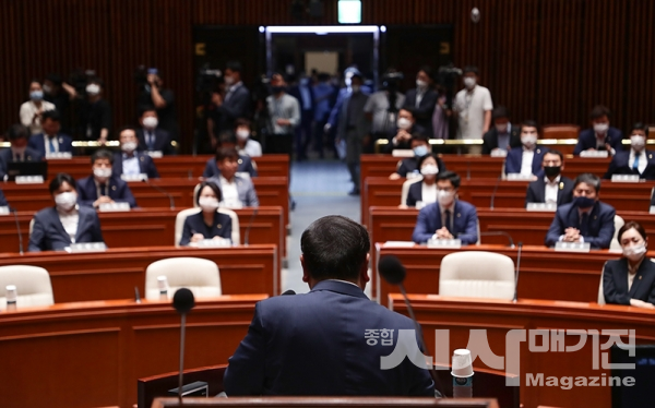 미래통합당, 결국 장외투쟁 선택한다?! 어쩔 수 없이 마셔야 하는 ‘독이 든 잔’ 될수도...