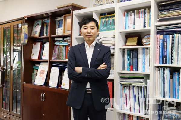 “대한민국 사이버 보안을 개척한 1세대, 향후 정보 취약계층을 위한 재능기부 활동을 하려고 합니다”