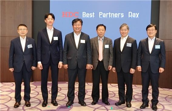HDC현대산업개발은 17일 강남구 파크하얏트 서울에서 열린 '베스트파트너스데이' 행사에서 우수 협력사에 표창장을 수여하고 기념 촬영을 했다.HDC현대산업개발 제공.2024.4.17.