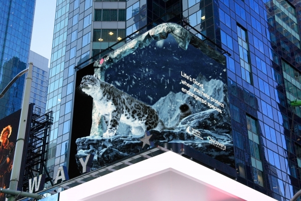 LG전자가 미국 뉴욕 타임스스퀘어 전광판에서 'LG와 함께하는 위기 동물 보호 캠페인(The LG Endangered Species Series)' 영상을 상영한다. 2024.4.16.LG전자 제공.