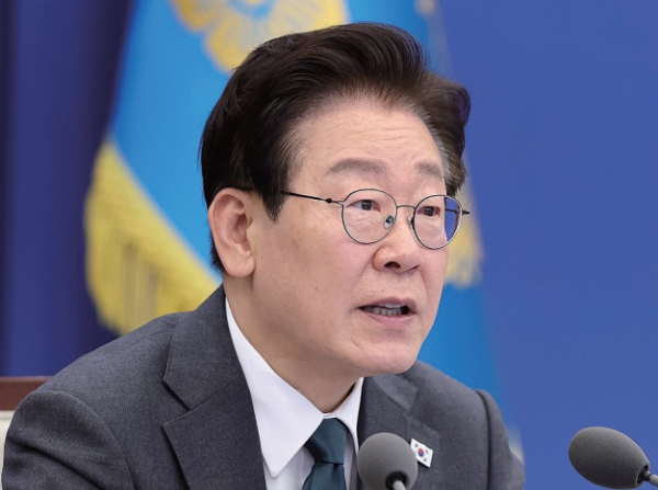 Polics   이재명 정부 집권 2년차에 드리운 그림자