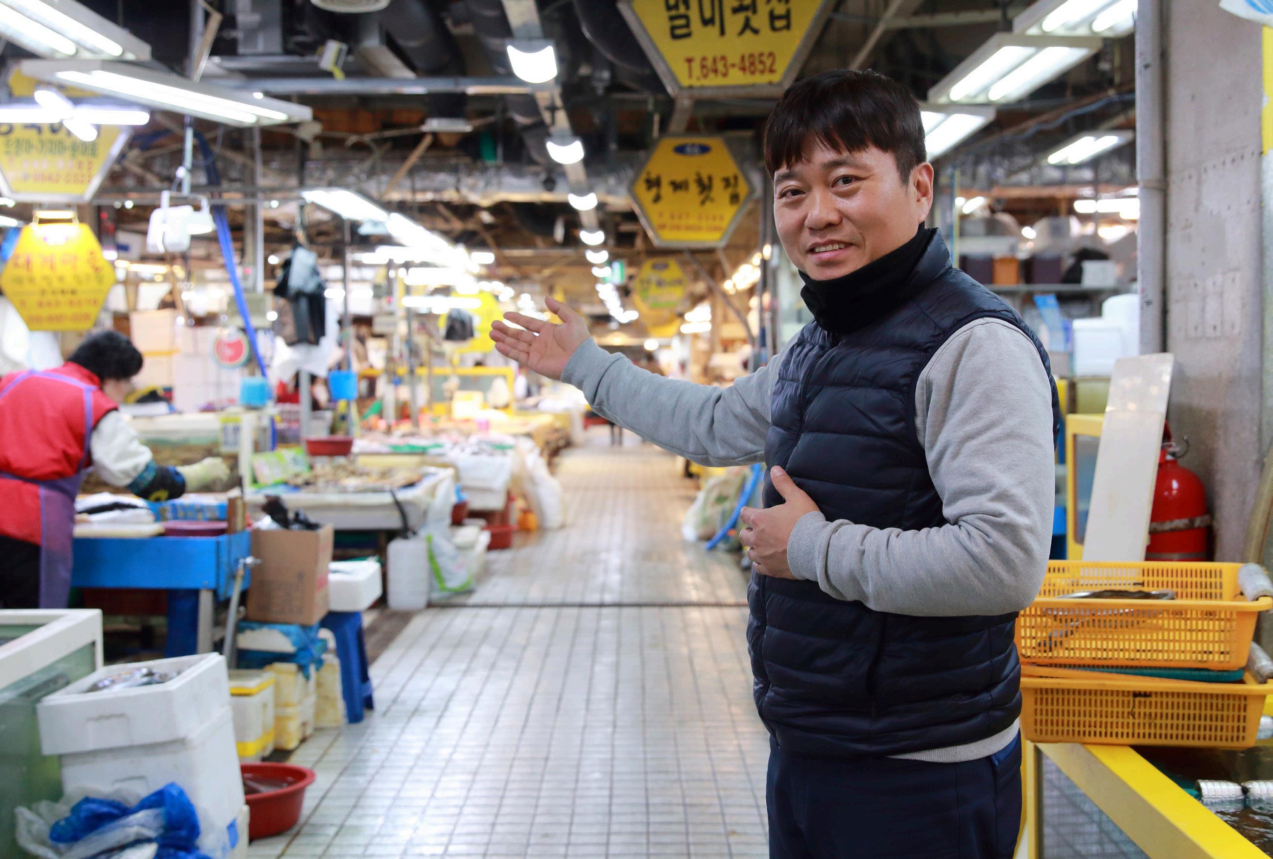 소문난 맛집이 즐비하고 강원도 특산품과 생필품으로 서민의 경제를 살리는 곳